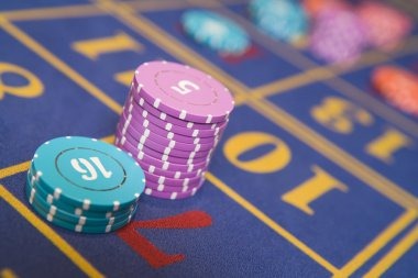Live dealer revealing community cards